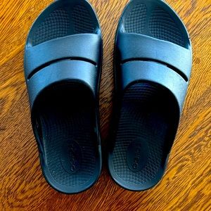 Black Oofos men size 6, women size 8, euro size39